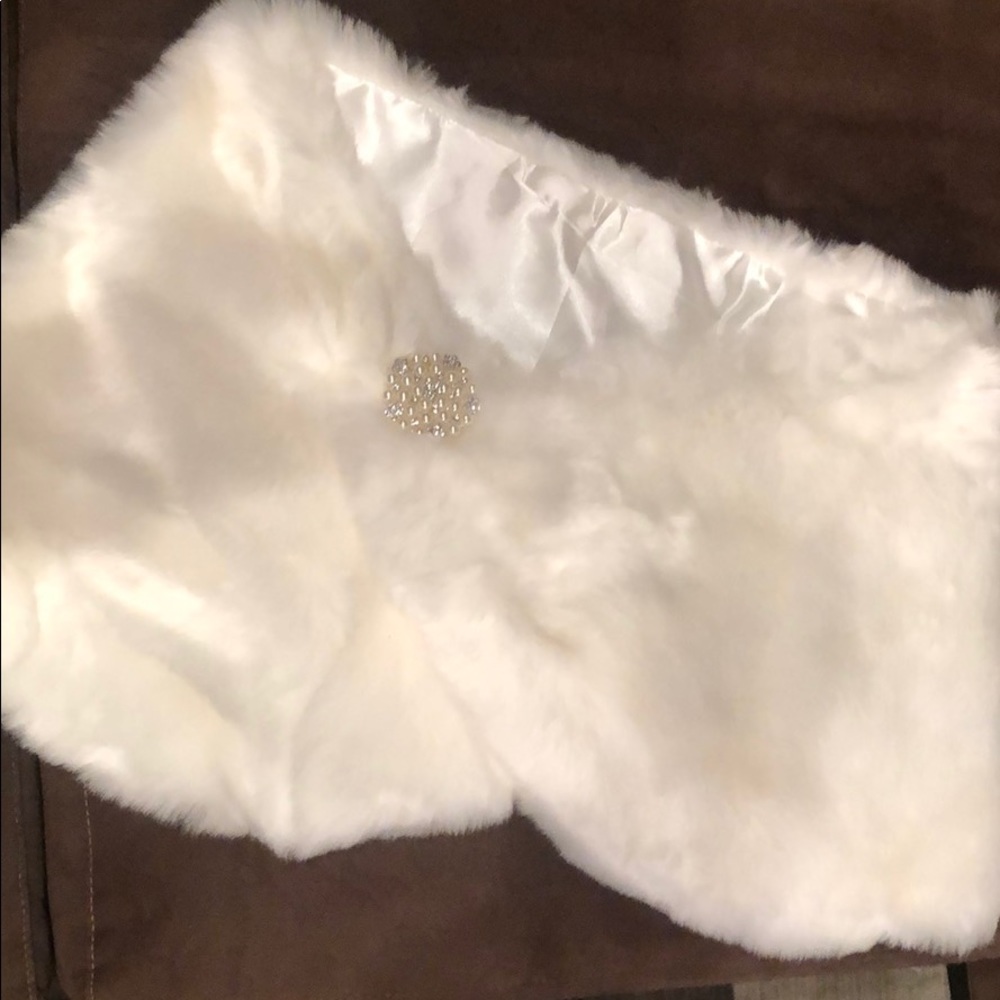 Ivory shawl w diamond/pearl broach